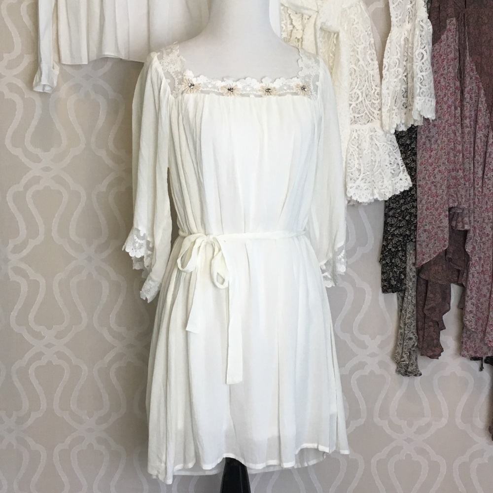 *LAST ONE* Ivory White and Lace Dress - Picture 3 of 6